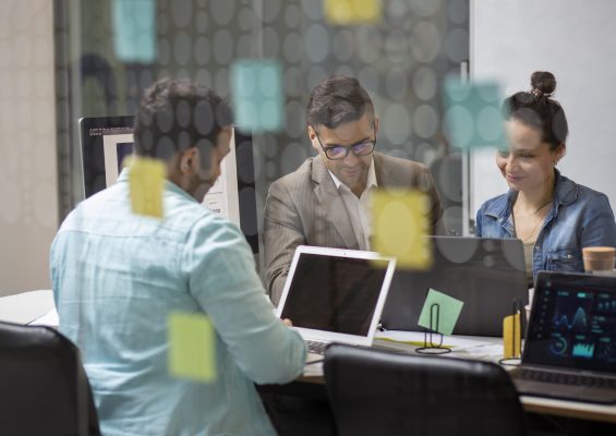 laboratorio-de-computacion-moderno-y-equipado