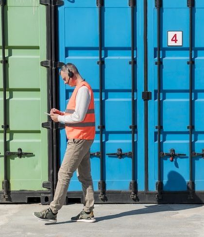 hombre-de-tiro-completo-caminando-al-aire-libre hombre-de-tiro-completo-caminando-al-aire-libre