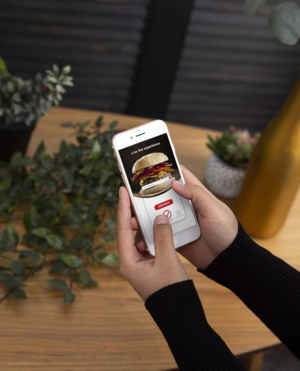 manos-sosteniendo-smartphone-de-cerca