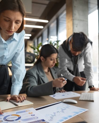 personas-analizando-y-revisando-graficos-financieros-en-la-oficina